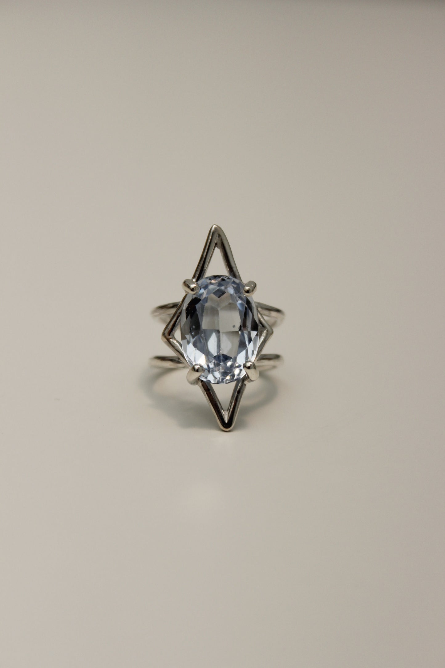 Anillo adaptable en plata con aguamarina sintética