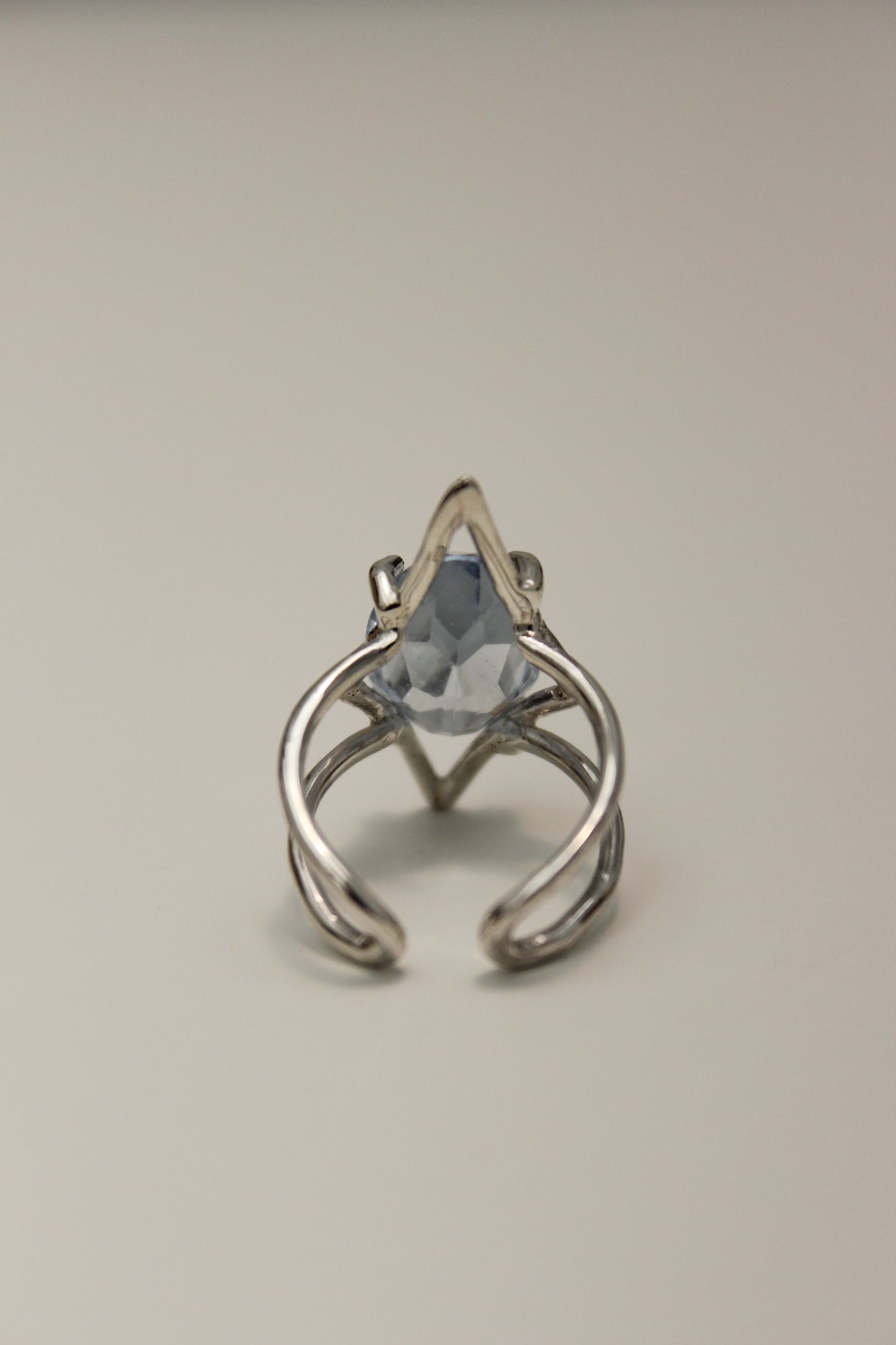 Anillo adaptable en plata con aguamarina sintética