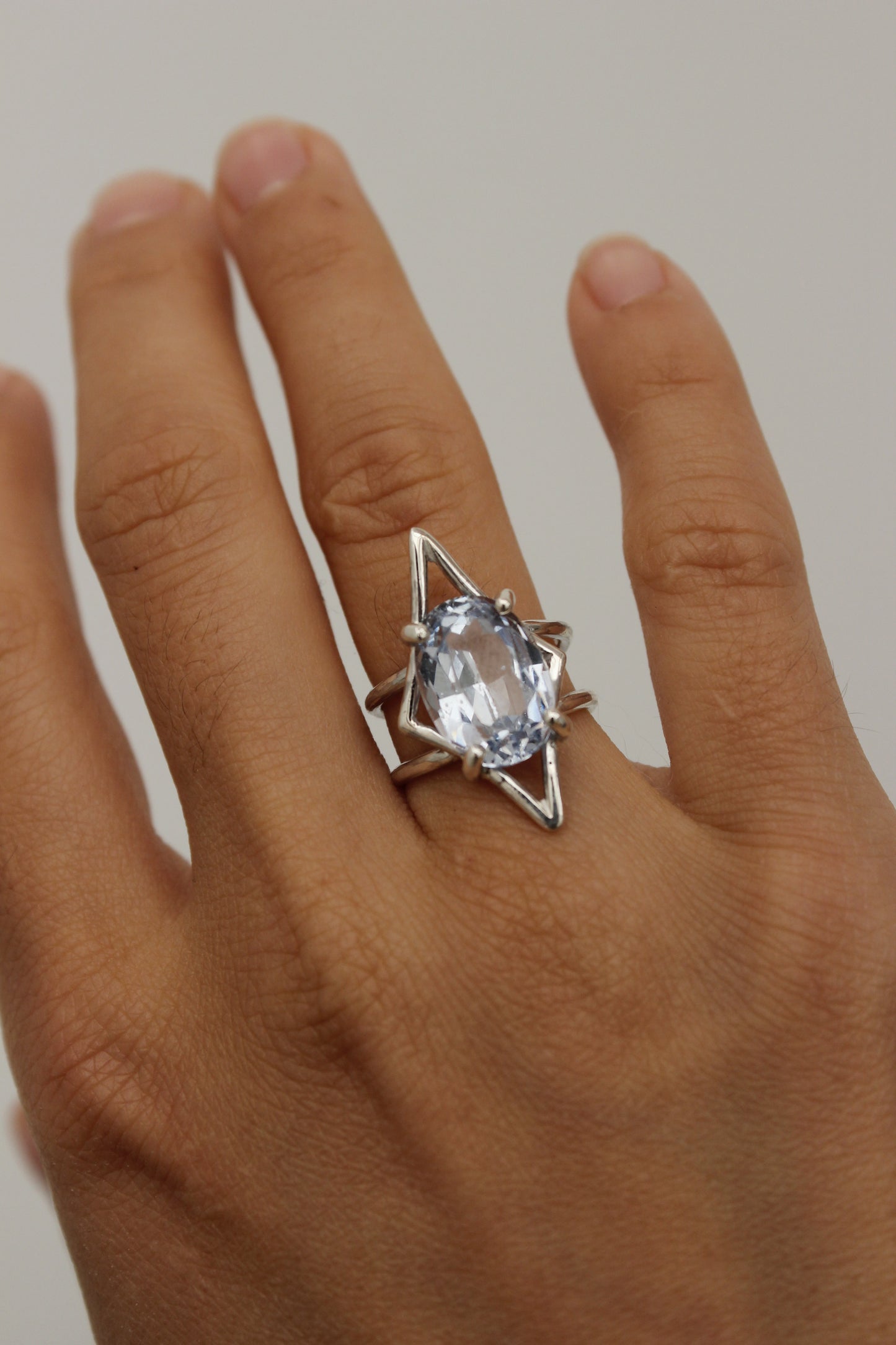 Anillo adaptable en plata con aguamarina sintética